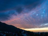 Die farbigen Abendwolken werden durch Wind zerfetzt
